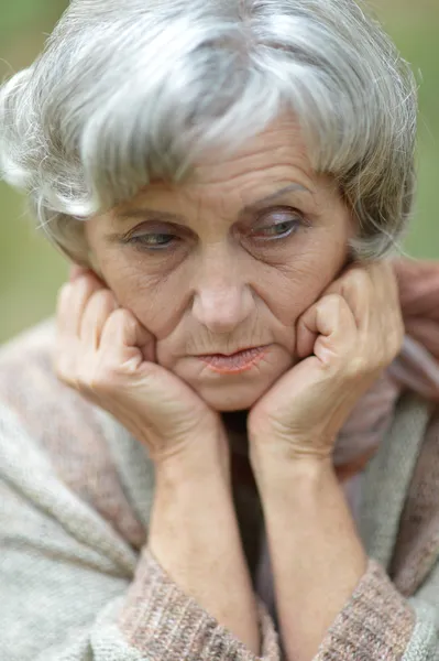 Mulher idosa triste — Fotografia de Stock