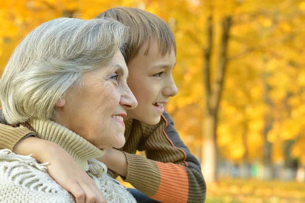 Mormor och barnbarn — Stockfoto