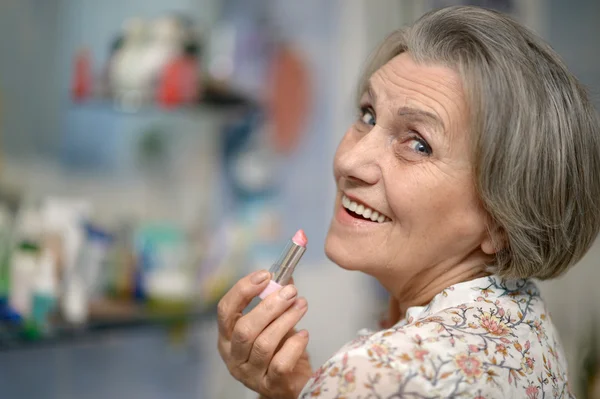 Oudere vrouw met lippenstift — Stockfoto