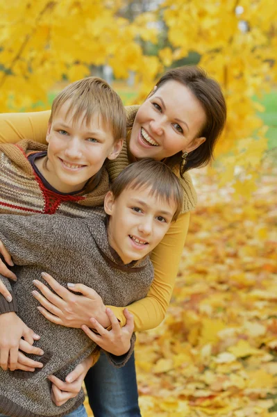 Bonne famille dans le parc d'automne — Photo