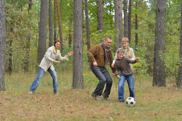 Família está jogando futebol — Fotografia de Stock