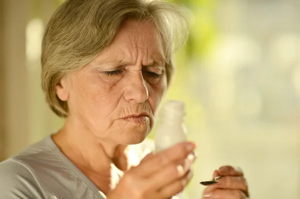 Reife Frau erkrankt — Stockfoto