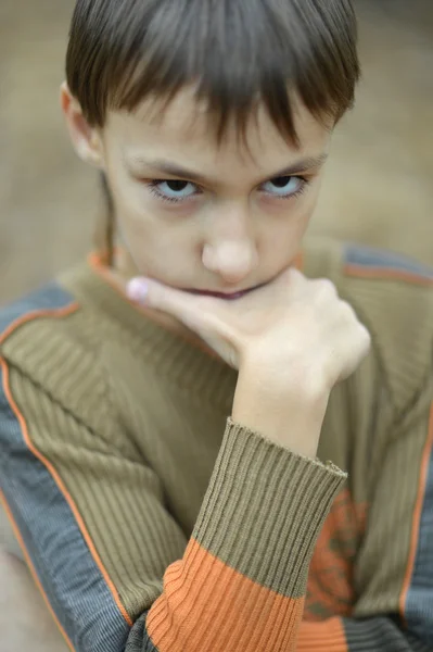 Młody chłopiec w jesiennym parku — Zdjęcie stockowe