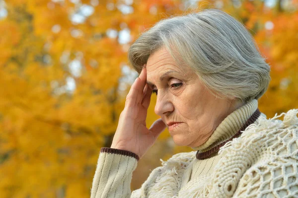 Triest bejaarde vrouw — Stockfoto