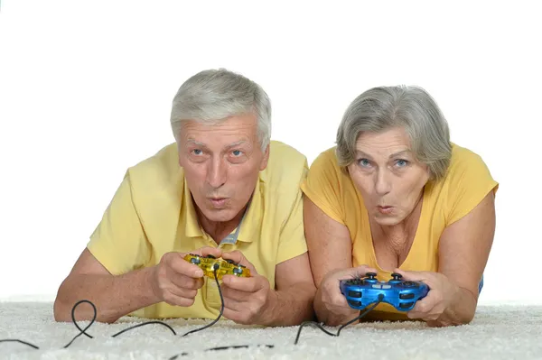 年长夫妇玩视频游戏 — 图库照片