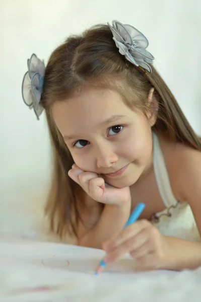 Mädchen mit blauem Stift — Stockfoto