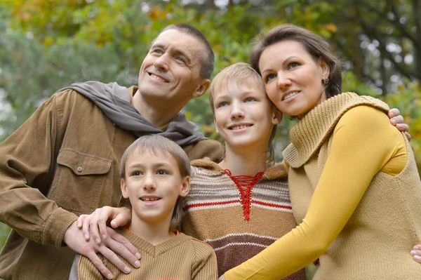 Bonne famille dans le parc d'automne — Photo