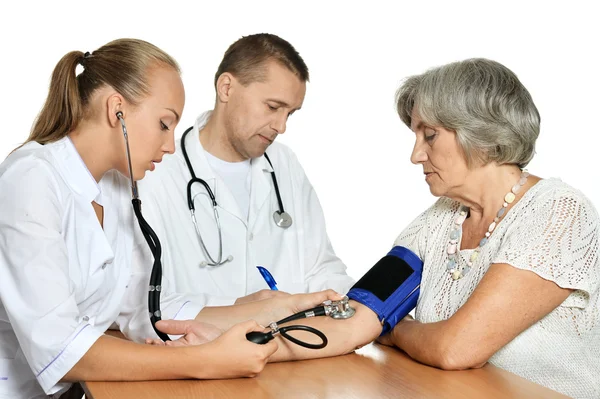 Äldre kvinna besöker läkare — Stockfoto
