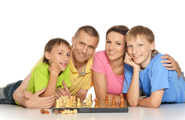 Famille jouant aux échecs — Photo