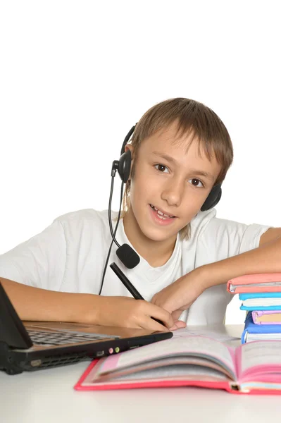 Chico está haciendo la tarea —  Fotos de Stock