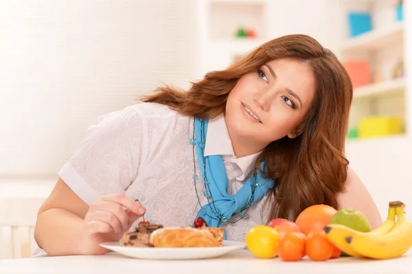 Jovem mulher escolhendo uma dieta — Fotografia de Stock