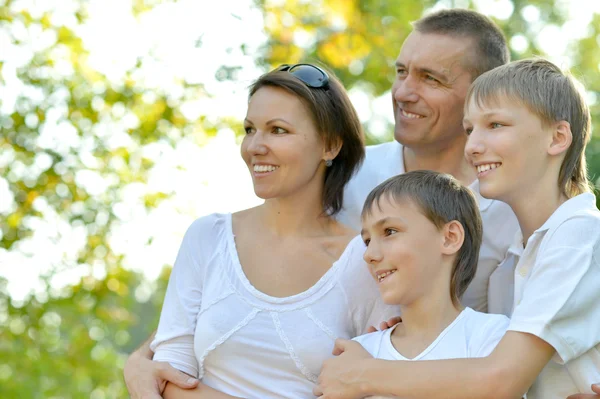 Brincadeira de família na natureza — Fotografia de Stock