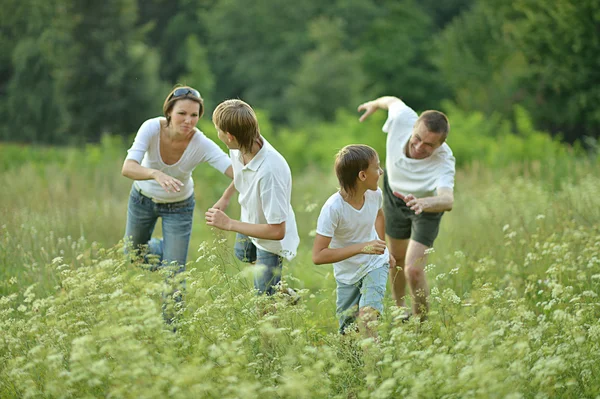 Família se divertindo no parque — Fotografia de Stock