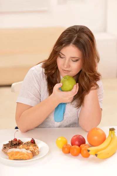 Genç kadın bir diyet seçimi — Stok fotoğraf