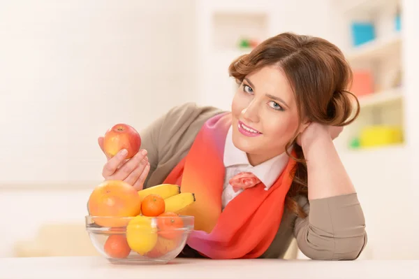 Mujer joven con frutas — Foto de Stock