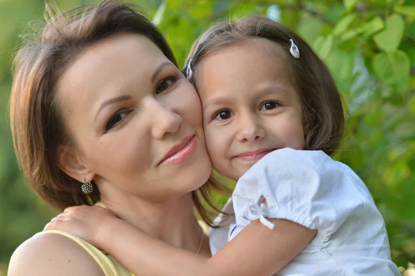 Pequeña linda chica con su madre — Foto de Stock