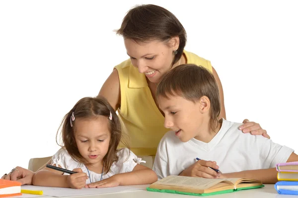 Mutter hilft ihren Kindern — Stockfoto