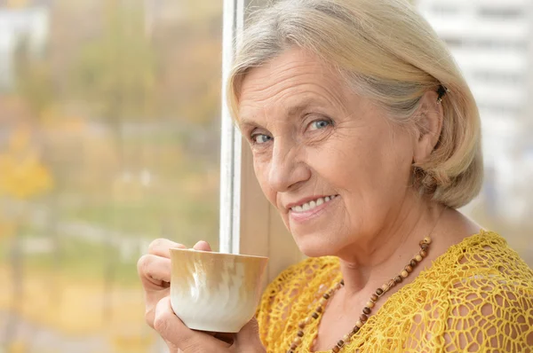 Ältere Frau trinkt Tee — Stockfoto