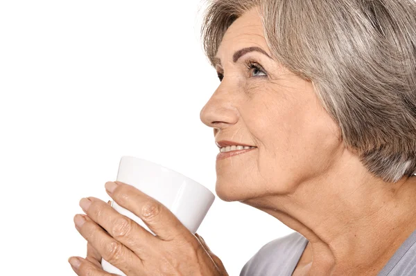 Porträt einer attraktiven Frau mittleren Alters mit Tasse — Stockfoto