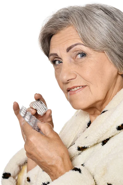 Femme âgée prenant des pilules — Photo