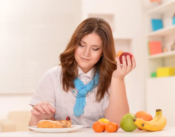 Jovem mulher escolhendo uma dieta — Fotografia de Stock