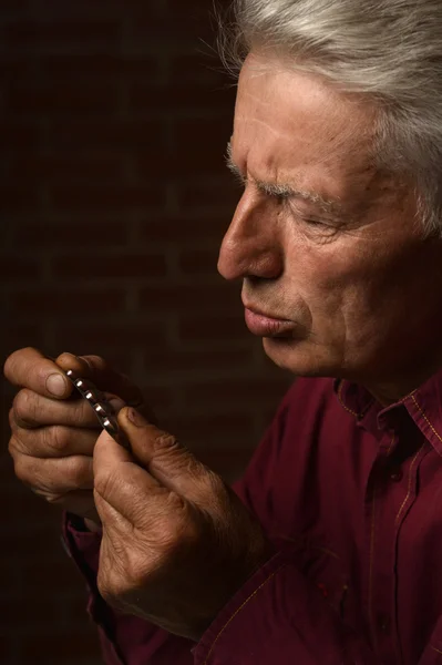 Hombre con píldoras — Foto de Stock