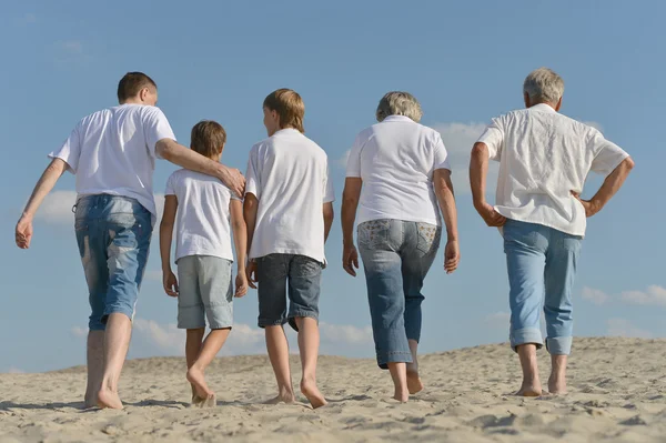 在海滩上散步的家人 — 图库照片