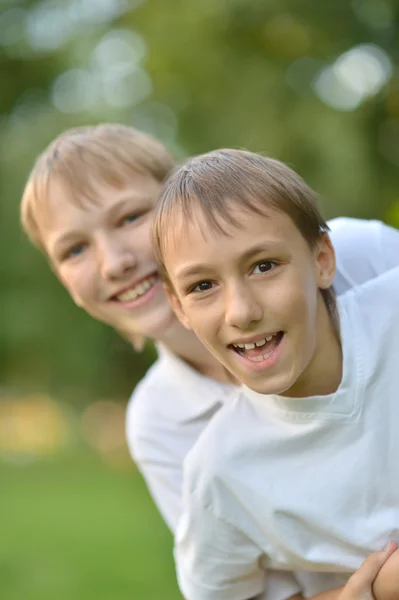 Due ragazzo allegro — Foto Stock