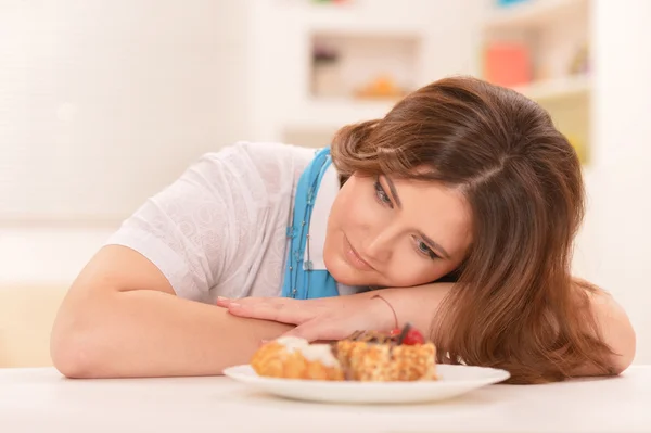 Mujer joven soñando con pastel — Foto de Stock