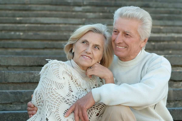 Casal de idosos bem parecido na parede — Fotografia de Stock