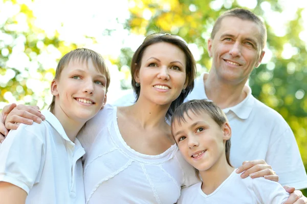 Familie spelen op aard — Stockfoto