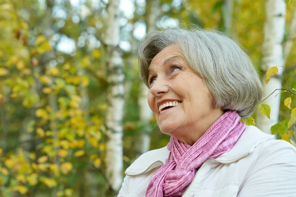 Linda anciana en el parque — Foto de Stock