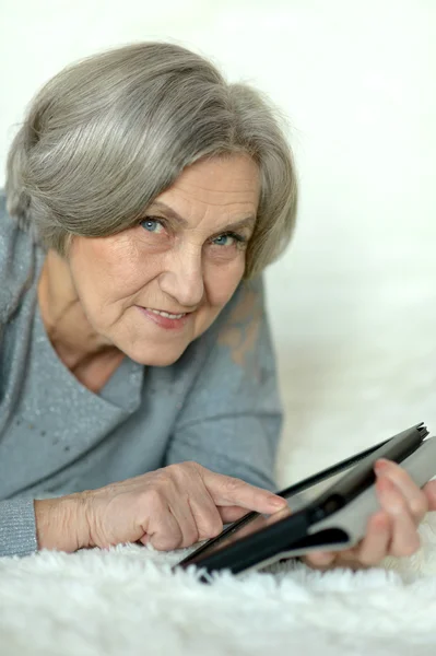 Old woman with tablet pc — Stock Photo, Image