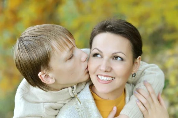 Madre con su hijo en el parque — Foto de Stock