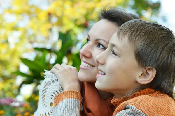 Moeder met haar zoon in het park — Stockfoto