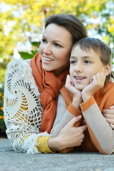 Madre con su hijo en el parque —  Fotos de Stock