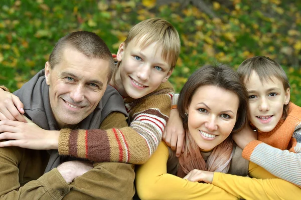 幸福的家庭，在秋天的公园 — 图库照片