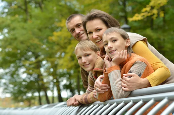 Familia feliz en el parque de otoño —  Fotos de Stock