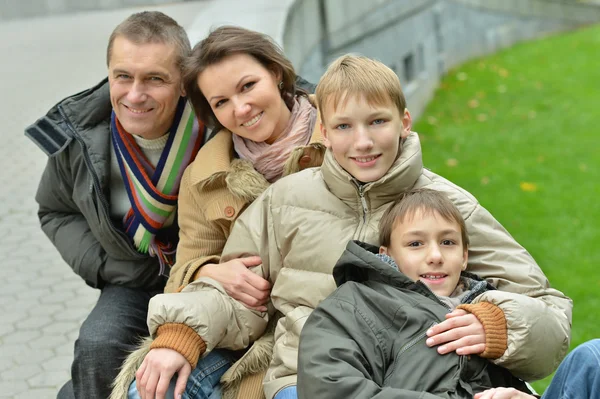 Bonne famille dans le parc d'automne — Photo