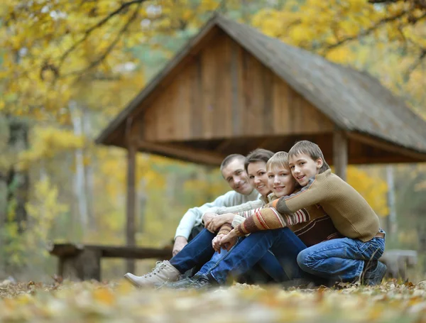 Lycklig familj i höst park — Stockfoto