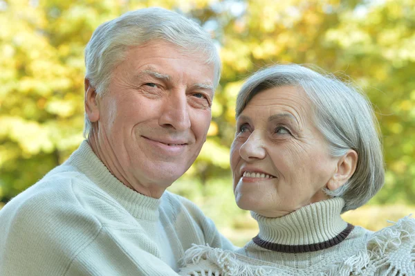 Volwassen koppel wandelen in het park — Stockfoto