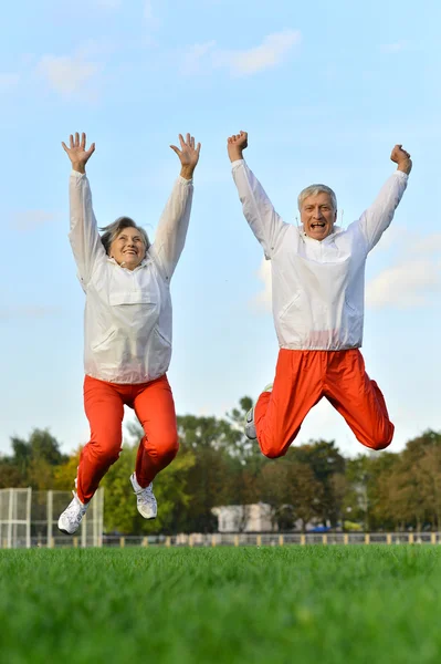 Seniorenpaar übt im Park — Stockfoto