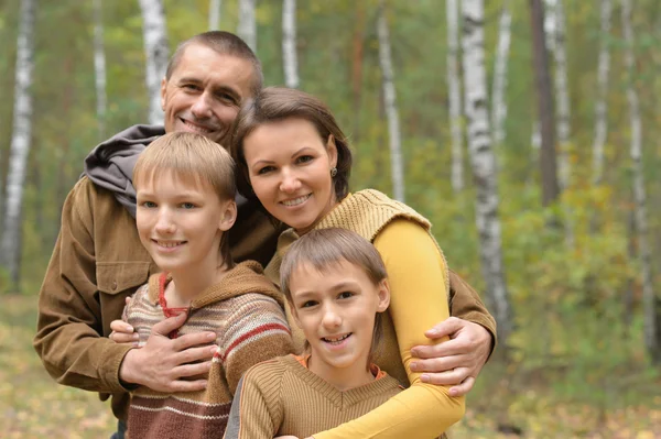 Bonne famille dans le parc d'automne — Photo