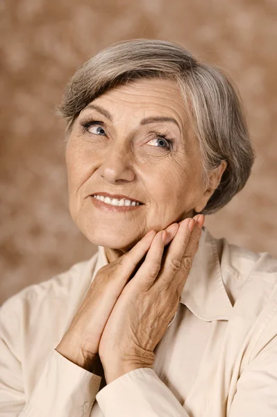 Mujer anciana encantadora — Foto de Stock