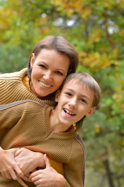 Mother with her son in the park — Stock Photo, Image