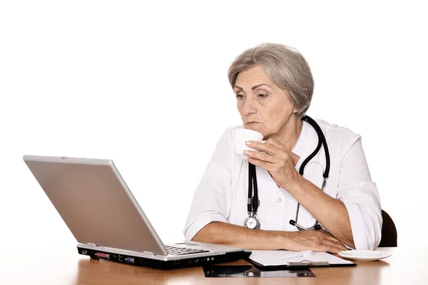 Woman doctor sitting with laptop — Stock Photo, Image