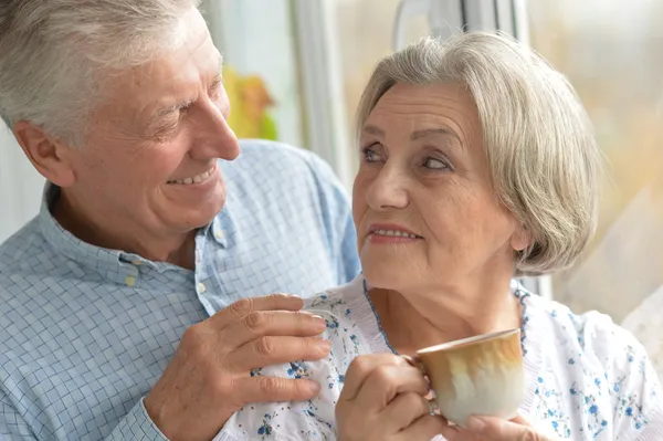 Bejaarde echtpaar het drinken van thee — Stockfoto