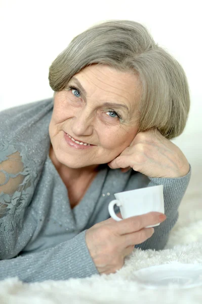 Mulher idosa com xícara de café — Fotografia de Stock