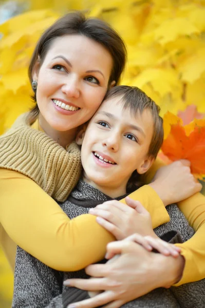 Mamma med sin son i parken — Stockfoto