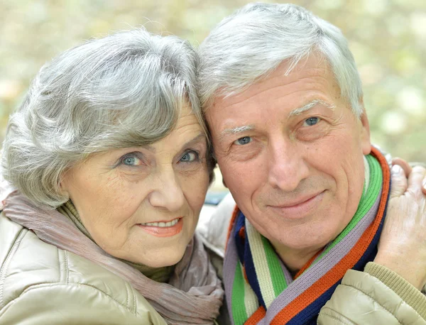 Mature couple walking in the park — Stock Photo, Image